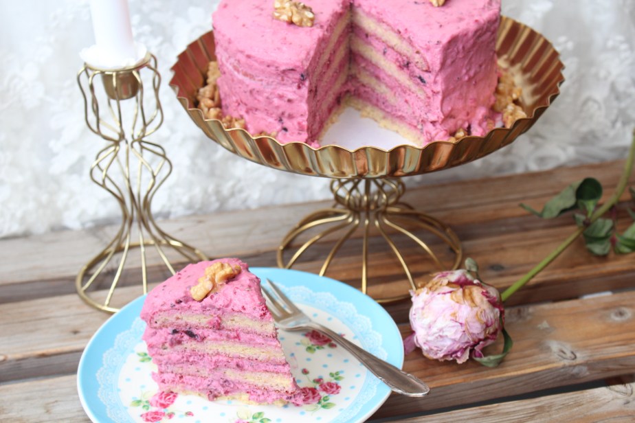 Himmlische Waldbeer-Biskuit-Torte