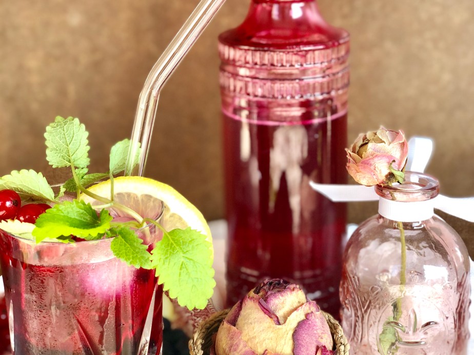 Selbstgemachte Limonade mit erfrischenden&nbsp;Beeren